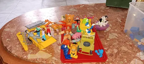 lot de petits jouets