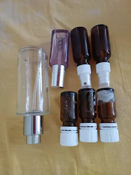 flacon compte-goutte et bouteille en verre