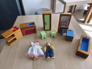 meuble en bois et 2 personnages