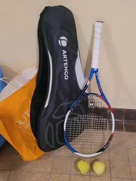 Raquette de tennis avec balles