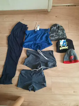 Cartable avec roues +maillots de bain+ bonnets 14ans