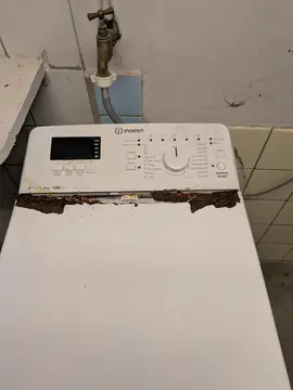 machine à laver Indesit 1 à 6 kg - rouillée mais fonctionnelle