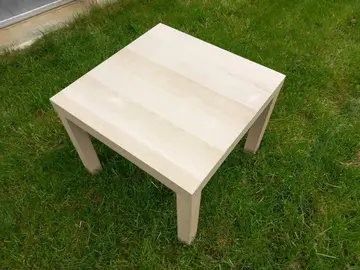 Petite table en mélaniné