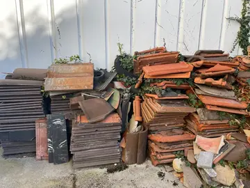 Lot de tuiles dépareillées à récupérer
