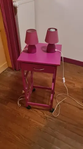 table de chevet lampe et tabouret