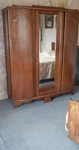 Chambre a coucher avec lit 2 personnes et armoire