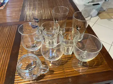 donne verre à bière et à vodka