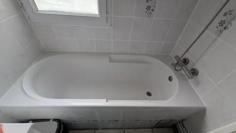 Baignoire, mitigeur et douche