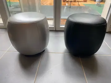 2 petits poufs