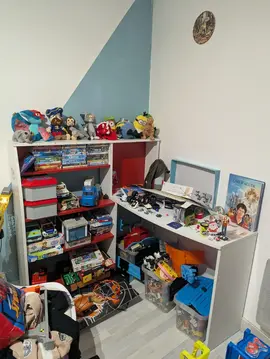 bureau d'angle avec étagères