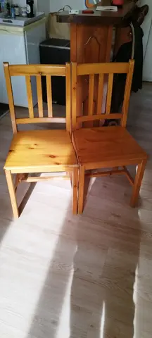 Chaises en bois massif