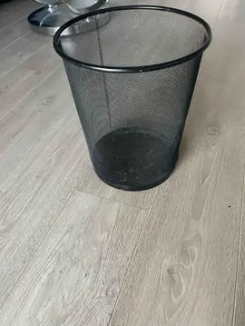 poubelle de bureau ronde ajourée noire