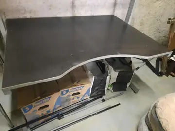 grand bureau avec étagères