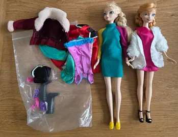 2 poupées et accessoires