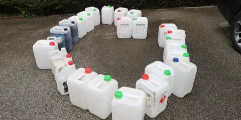 Bidons vides dont 3 avec du jus de vers de compost