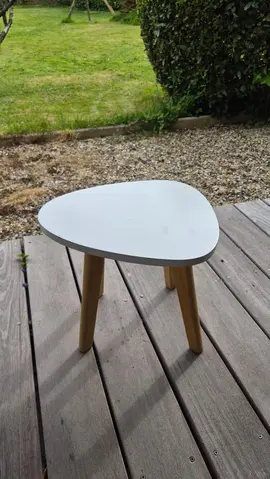 petite table forme galet