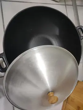 Wok avec couvercle