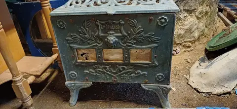 Ancien poêle en fonte très lourd