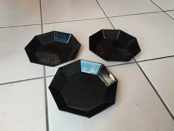 3 assiettes noires