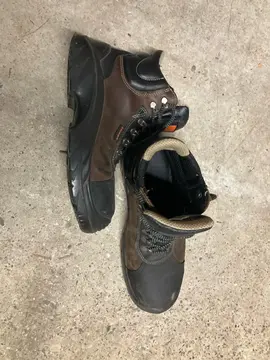 chaussures de secu taille 42 mais taille très grands je dirais 44
