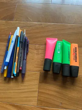 lot de fournitures scolaires