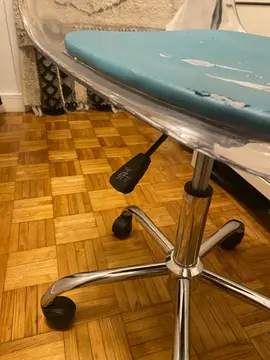 chaise plexis à roulettes réglable