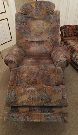 Fauteuil tout confort, très bon état, repose-pieds retractable (manuellement)