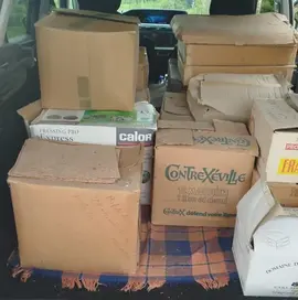 plusieurs cartons de vieux journaux(Rep du Centre, Nouvelle République, Libération) des années 1980