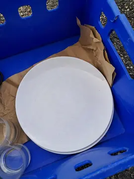 3 assiettes plates et les 3 creuses de la même série