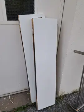 2 étagères à suspendre ikea en très bon état.