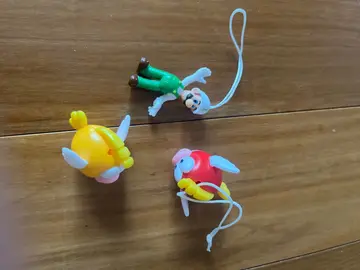 petits portes clef plastique Nintendo Luigi et Cheep-cheep