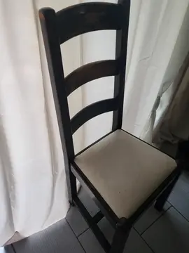 6 Chaise en bois et cuire blanc