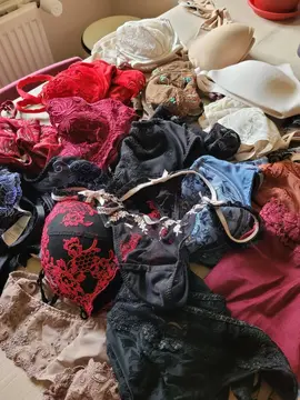 Ensemble de soutiens-gorge, strings, dont certains assortis, taille 85b ou c, taille 38.