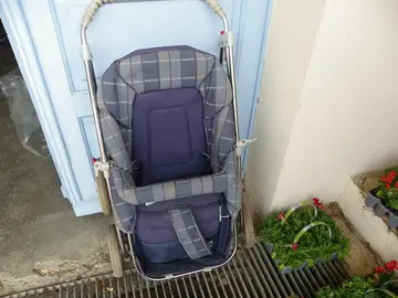 poussette pliable avec nacelle qui se penche si on veut , couvre pieds, grandes roues