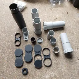 Pieds et anneau de maintien pour étagère plastique