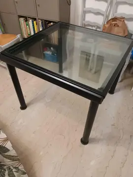 table fer et verre fermée 90cm par 90cm. .ouverte 180cm par 90 cm.tres bon etat