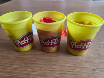 3 pots de pâte à modeler