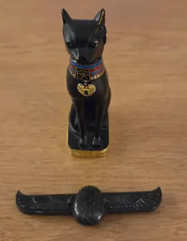 statuette chat et scarabée Égypte