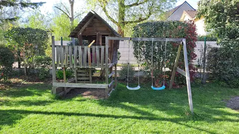 cabane de jardin en bois avec balancoire et toboggan