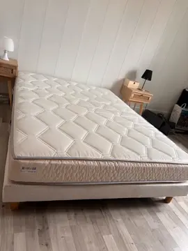 sommier sur pieds et matelas deux personnes
