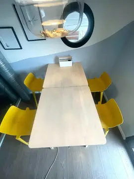 Ensemble tables hautes et chaises hautes