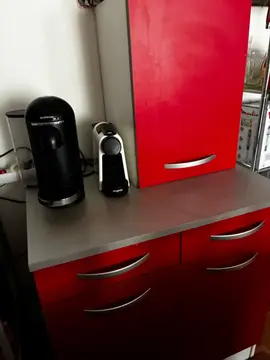 3 meubles cuisine et canapé rouge