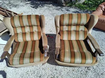 fauteuils moelleux et canapé