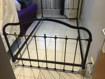 lit métal largeur 1,20 m et longueur 1,90 m