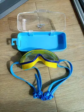 lunette de natation réglables bon état, quelques petites rayures
