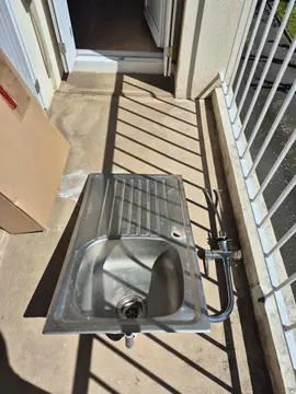 évier inox et robinet