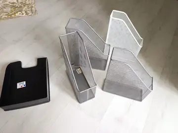 4 boites archive métal et un panier courrier