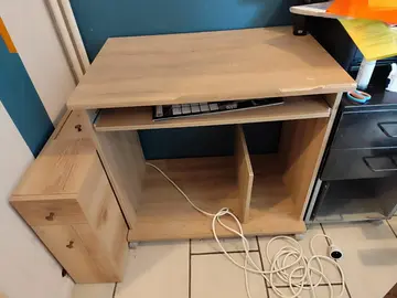 Bureau informatique compact sur roulettes