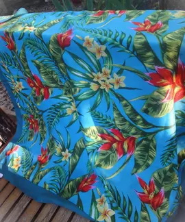 Très joli carré coloré polyester.