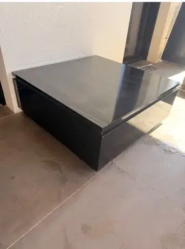 Table basse noire avec bandeau lumineux intégré